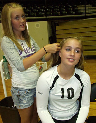 Image: Hannah Washington helps her older sister, Madison Washington, get ready for the game against Kerens.