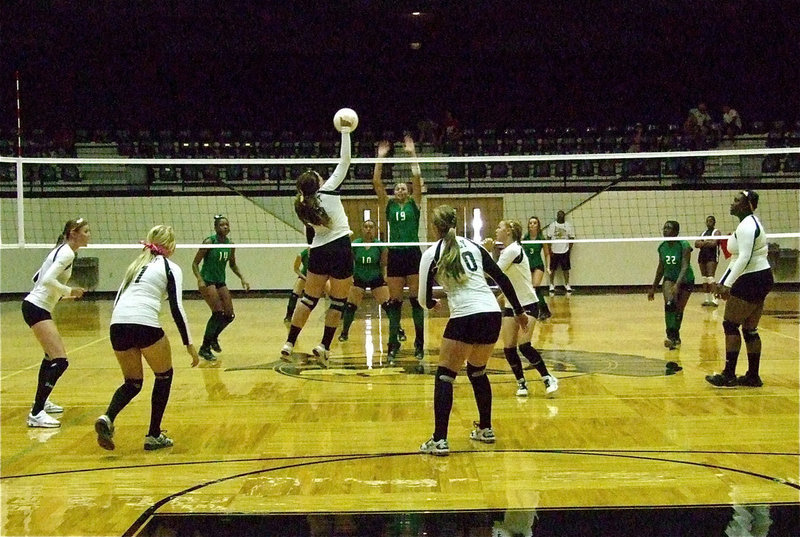 Image: Italy’s Alyssa Richards returns the ball with authority.