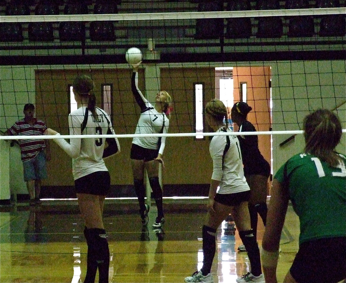 Image: Megan Richards(7) serves to Kerens.