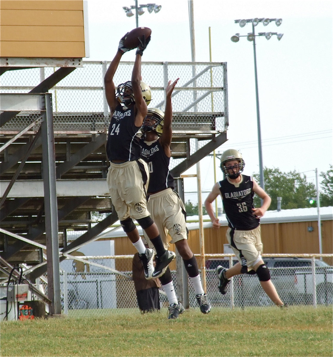 Image: Eric Carson rises for a pick during defensive drills.