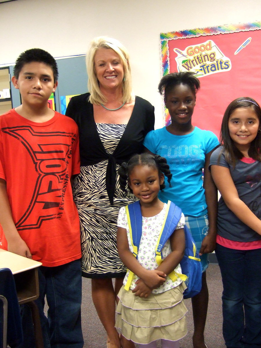 Image: Jonathan Solis, Angie Janek (fourth grade teacher), Shaniaya Johnson, Jennifer Solis and Makenzie Clarke were ready to meet their teachers.