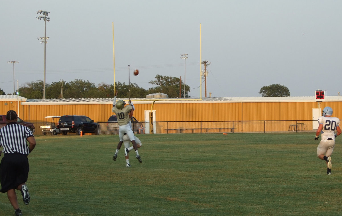 Image: “I got it!” Gladiator receiver, Devonta Simmons(10), tries to haul in a pass from quarterback, Jase Holden.