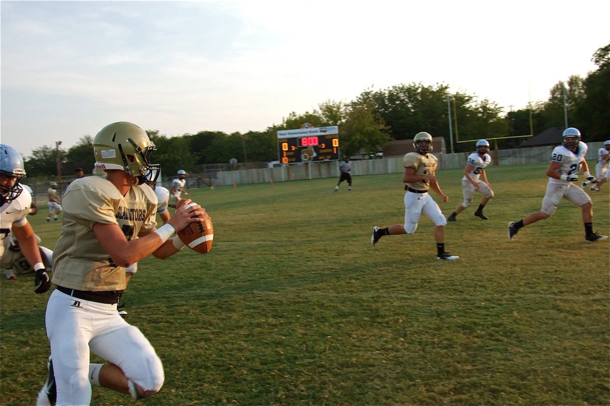 Image: Italy’s Jase Holden(7), rolls out and finds Kyle Jackson(32) open downfield.