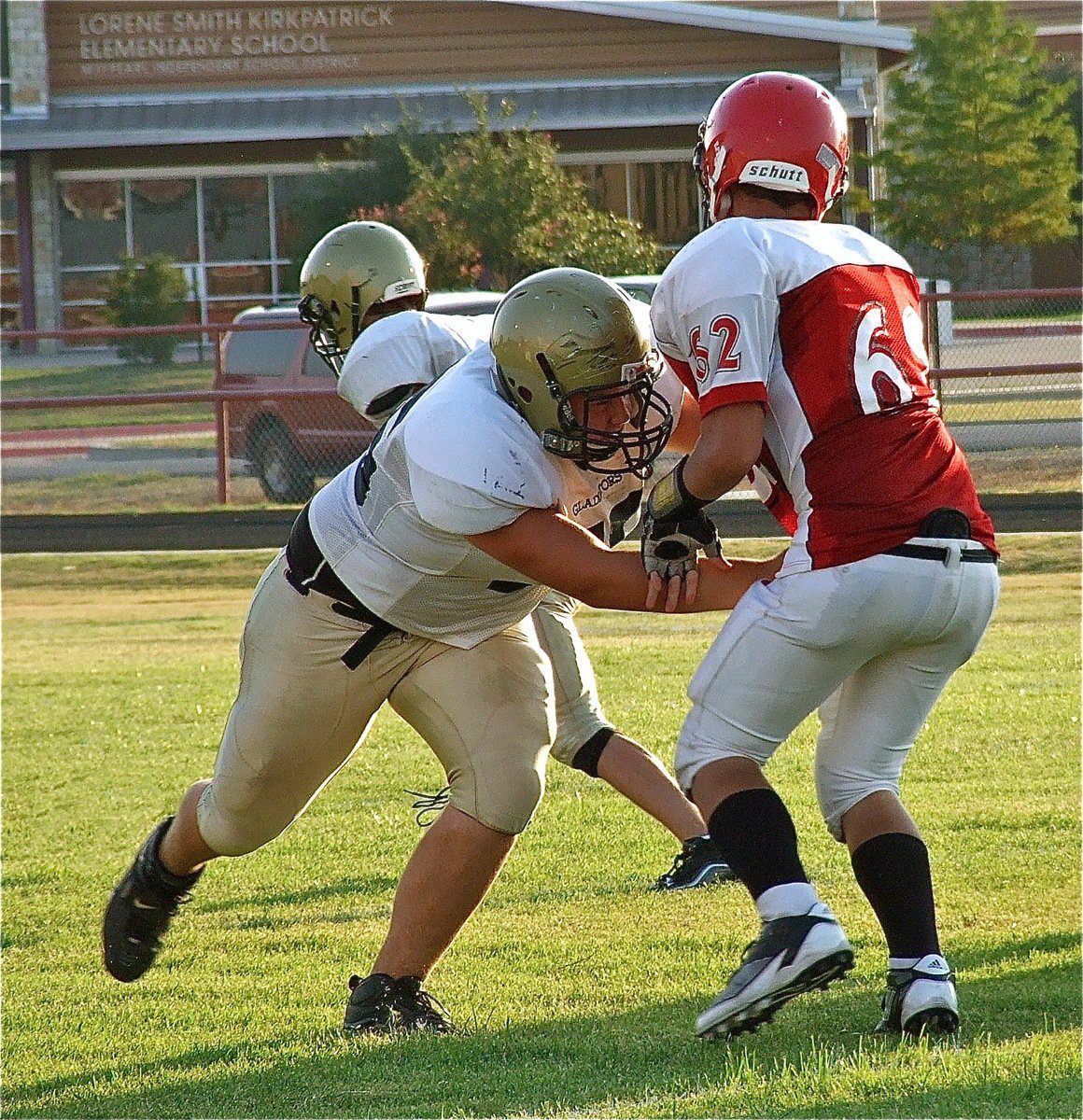 Image: Italy’s Kelton Bales(75) punishes Maypearl’s defensive line.