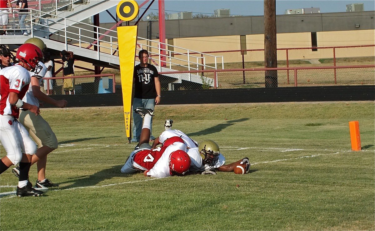 Image: Italy’s Trevon Robertson stretches across the goal line to complete a 25-yard catch and run for a touchdown. 