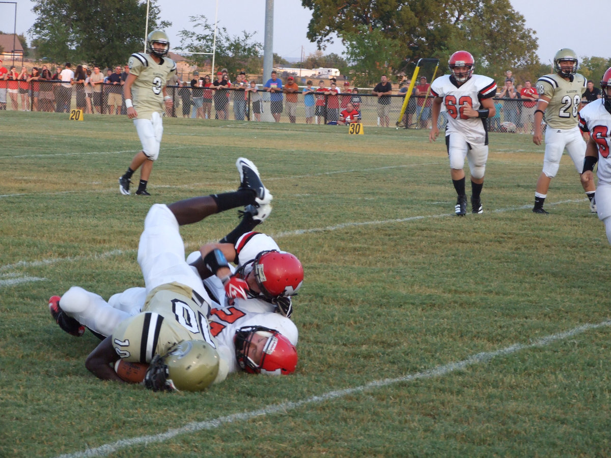 Image: Italy’s Ryheem Walker(10) dives for more yards.