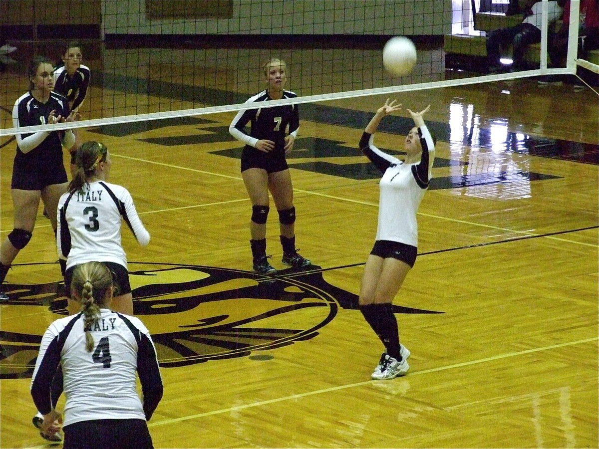 Image: Bailey Eubank(1) sets for Kaitlyn Rossa(3).