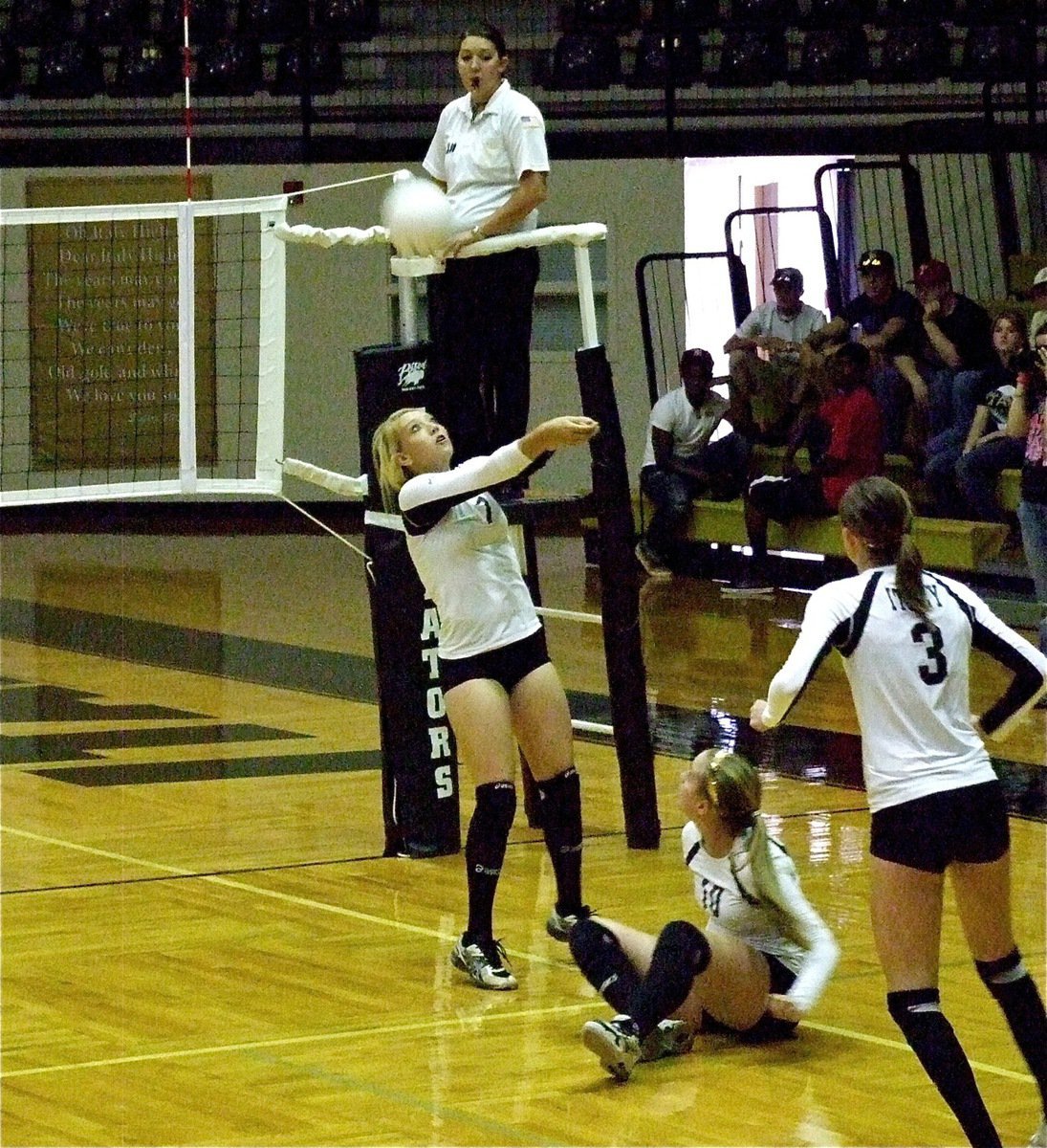 Image: Megan Richards(7) back sets while teammates Madison Washington(10) and Kaitlyn Rossa(3) hustle back into the play.