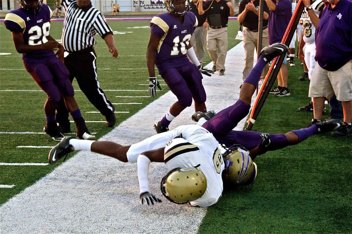 Image: Gladiator Devonta Simmons(9) catches a pass and then gets taken out of bounds during Italy’s opening drive. First down!