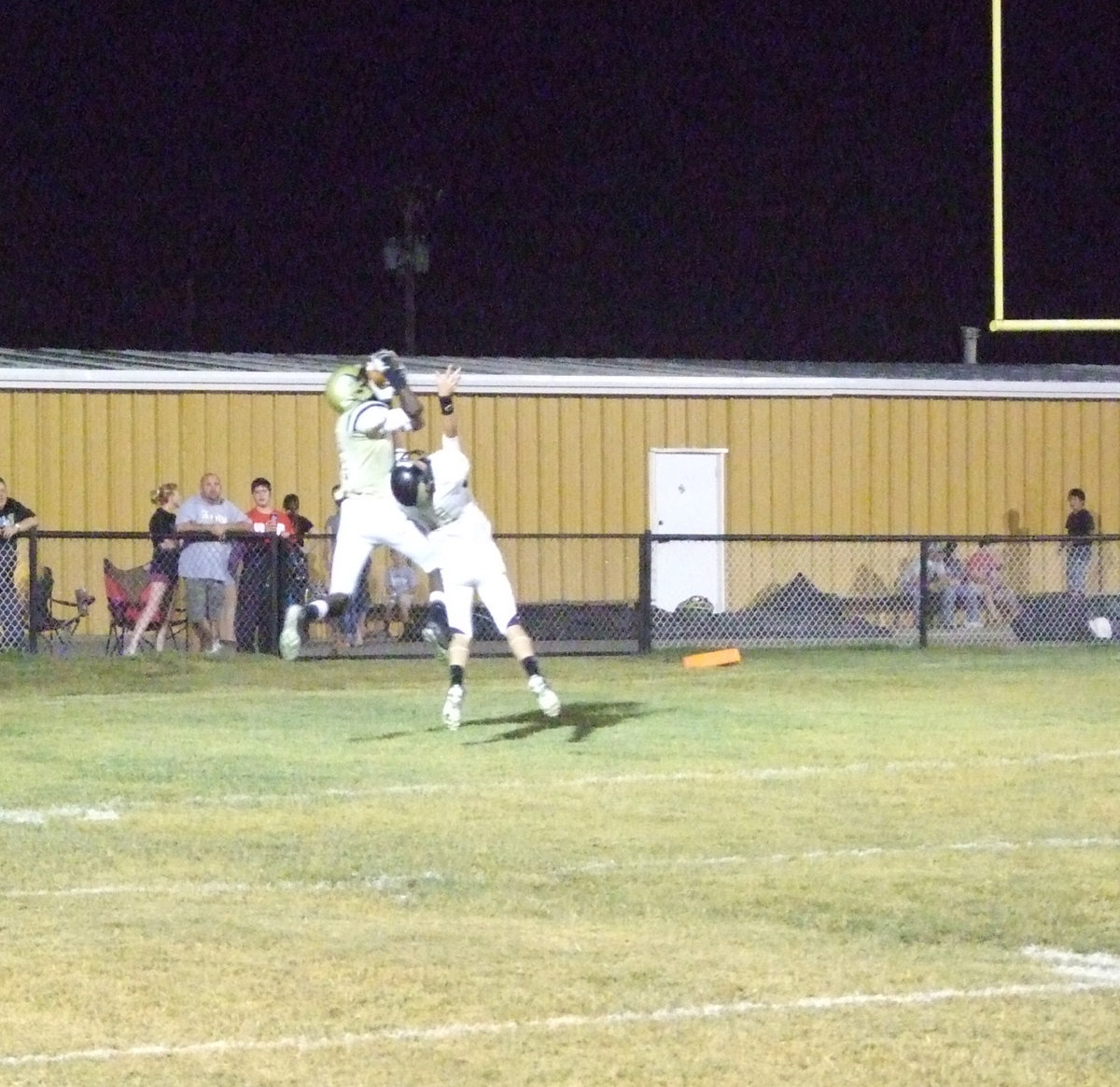 Image: Devonta Simmons(9) rises for a touchdown grab to get Italy on the board.