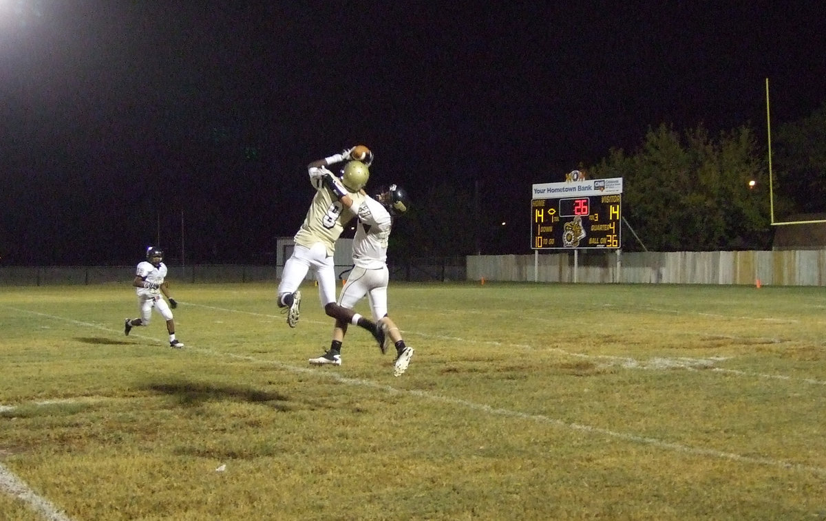 Image: With 0:26 left in regulation, Devonta Simmons(9) goes up for the catch and comes down at the 22-yard line of Palmer.