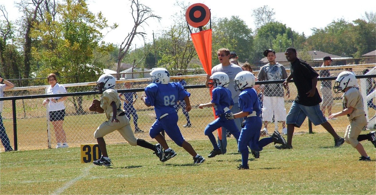 Image: Ricky Pendleton(21) races down the sideline to put the IYAA B-Team up 19-13.