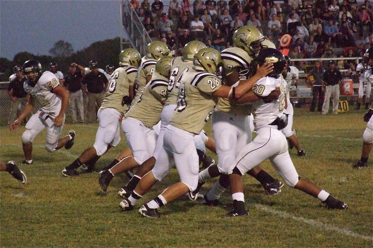 Image: Italy’s offensive blockers had their hands full against a relentless Bulldog defensive line.