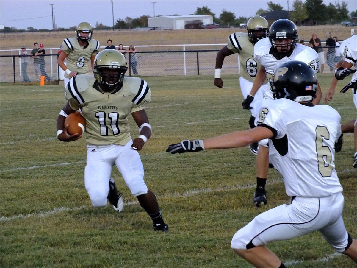 Image: Italy’s Jalarnce Jamal Lewis(11) finds running room and that’s bad news for the Bulldog defense.