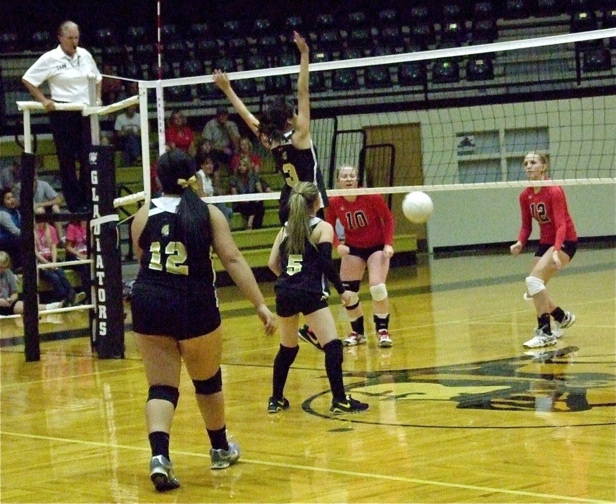 Image: Paola Mata defends at the net to help Italy’s JV Gold team earn a point.