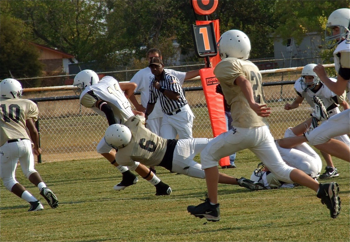 Image: Italy’s Joseh Celis(6) brings down Hubbard’s top player.