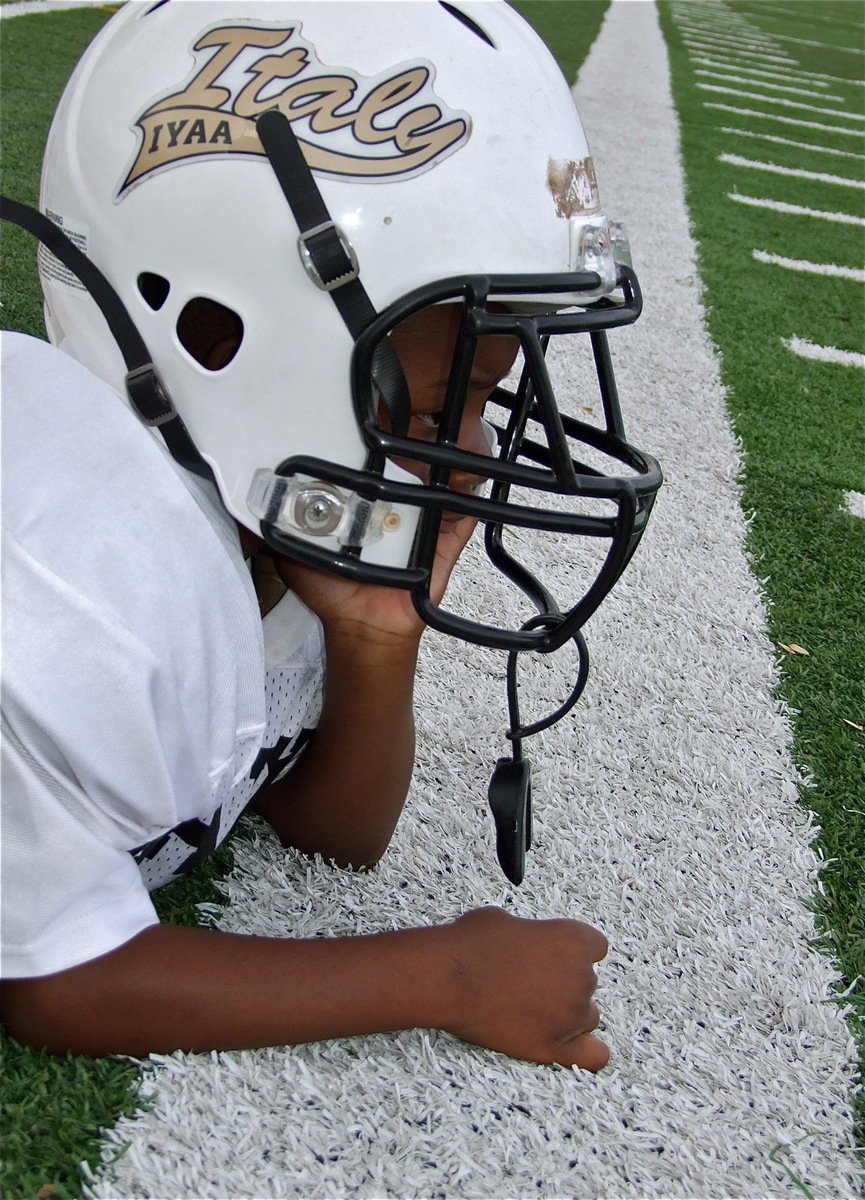 Image: Italy’s Willie Talton enjoys a turf level view of the bantam game.