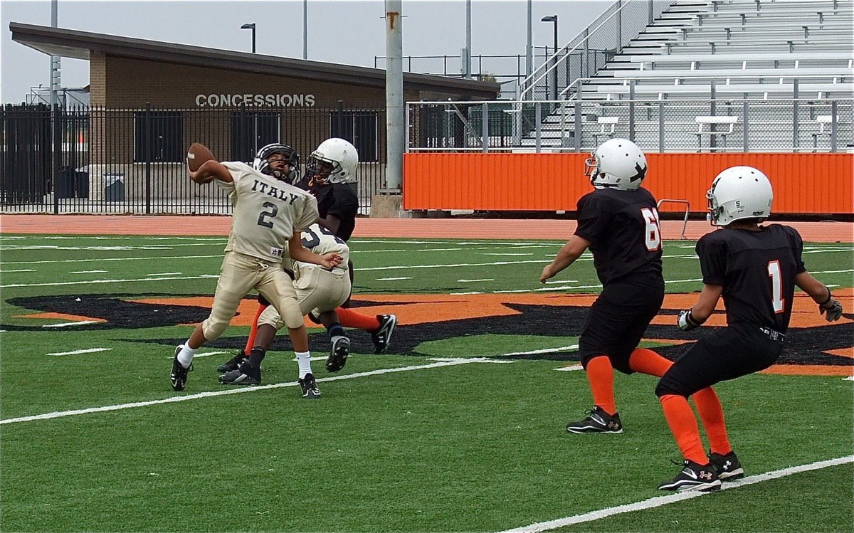 Image: Taron Smith(34) makes a timely block to allow quarterback Tylan Wallace(2) a chance to pass.