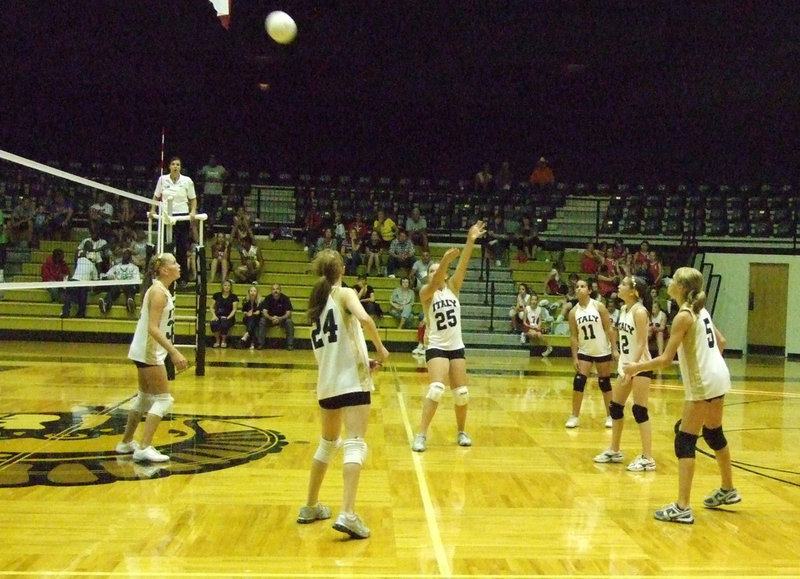 Image: Kayla Cunningham, Hannah Washington, Lille Perry, Halee Turner, Jozie Perkins, and Ashlyn Jacinto play for the win.