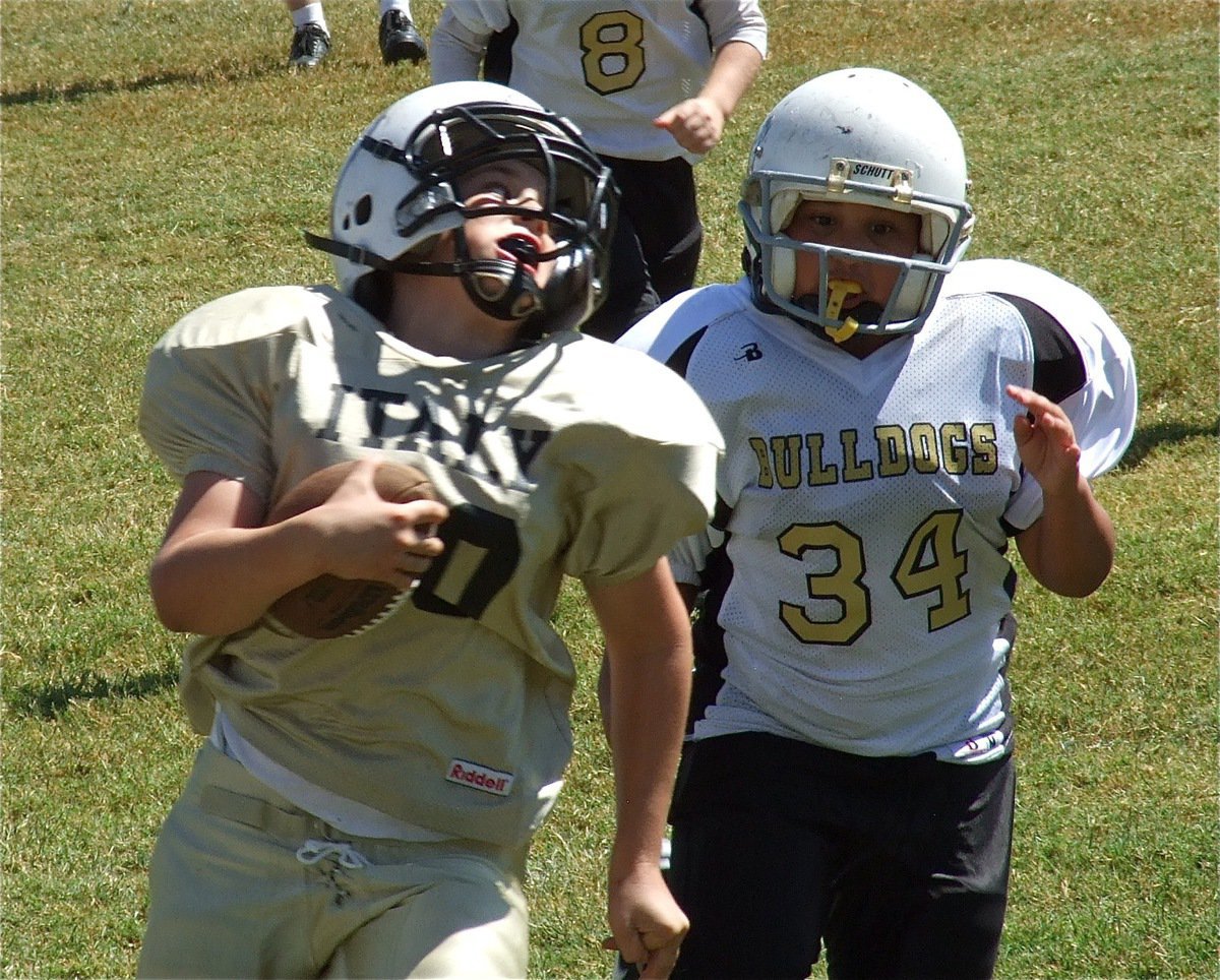 Image: Italy’s Isaac Salcido(80) gets the corner and goes the distance for the touchdown.