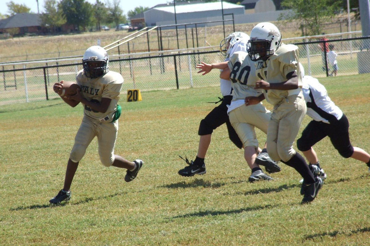 Image: Anthony Lusk(20) receives a crushing block from Isaac Salcido(80) and then gets led upfield by Kendrick Norwood(10).