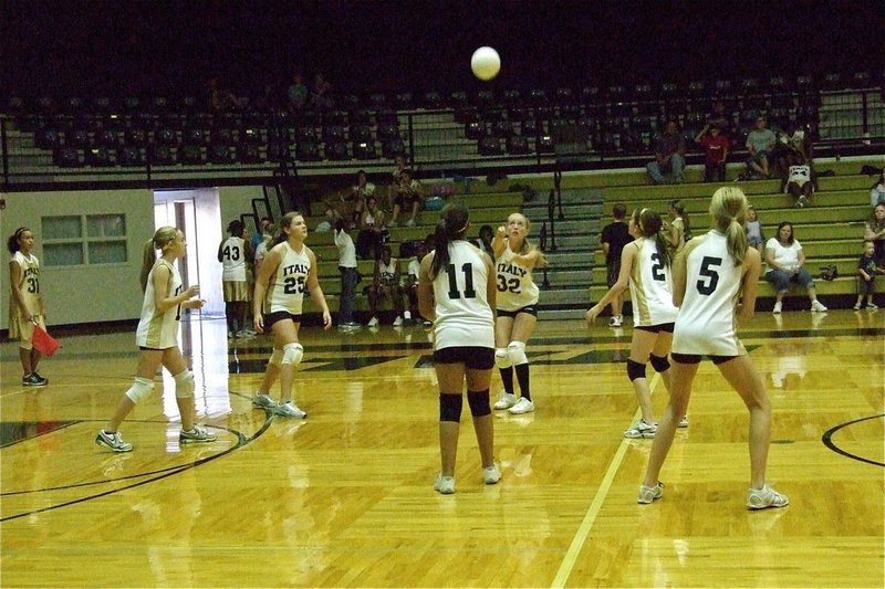 Image: Hannah Washington(32) bumps the ball up and gives her teammates a chance.