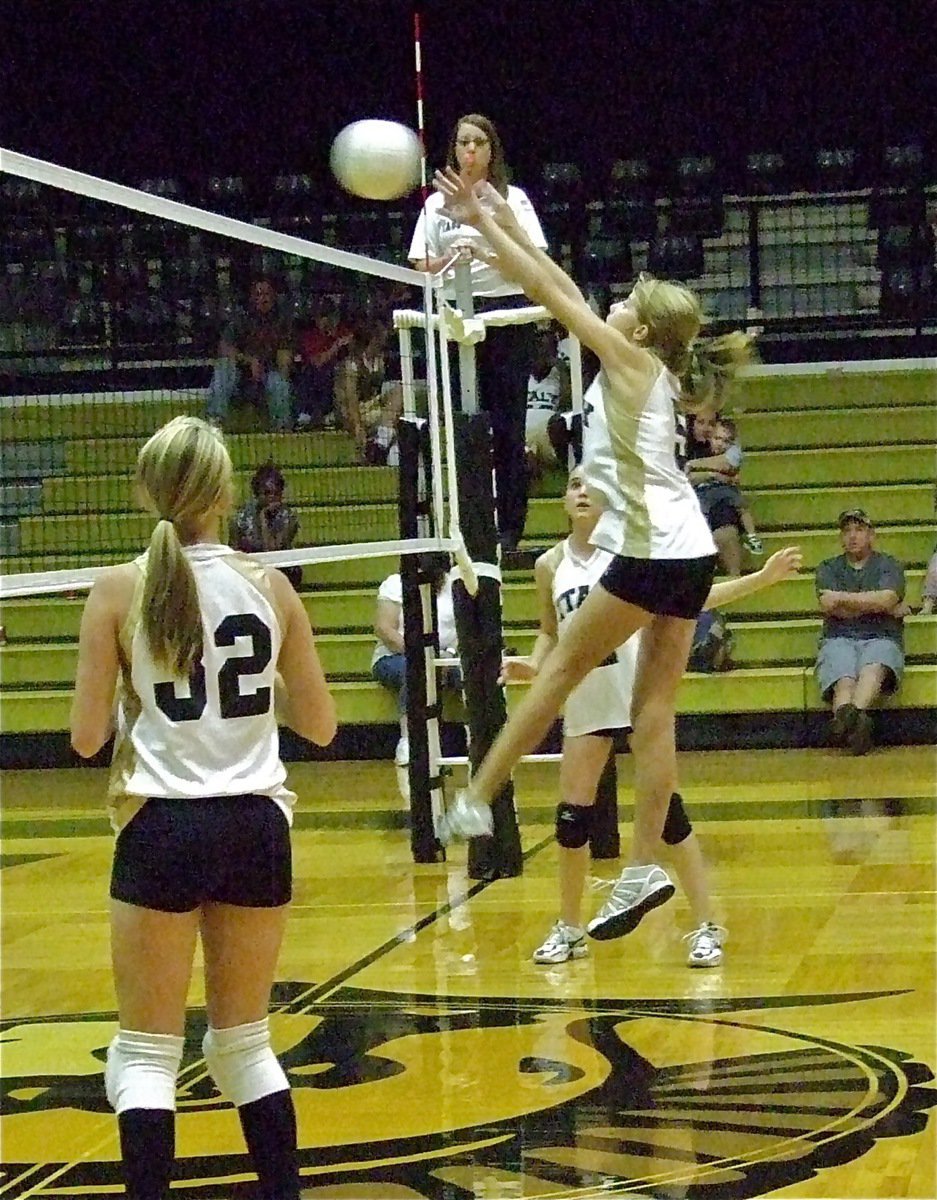 Image: Halee Turner(5) has hops and uses her skills to earn a point for Italy’s 8th grade team.