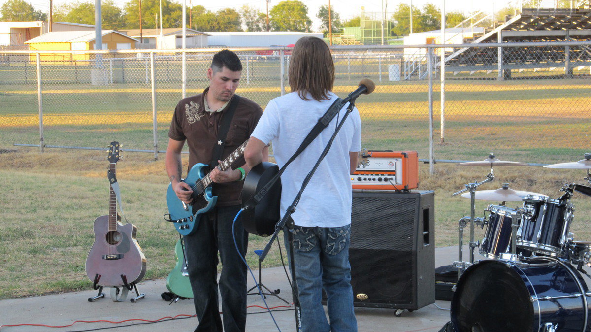 Image: Italy’s own, Justin Guthrie and his band was getting tuned up to play.
