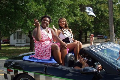 Image: Queen nominees Jimesha Reed and Destiny Andeson make their way thru the parade route.