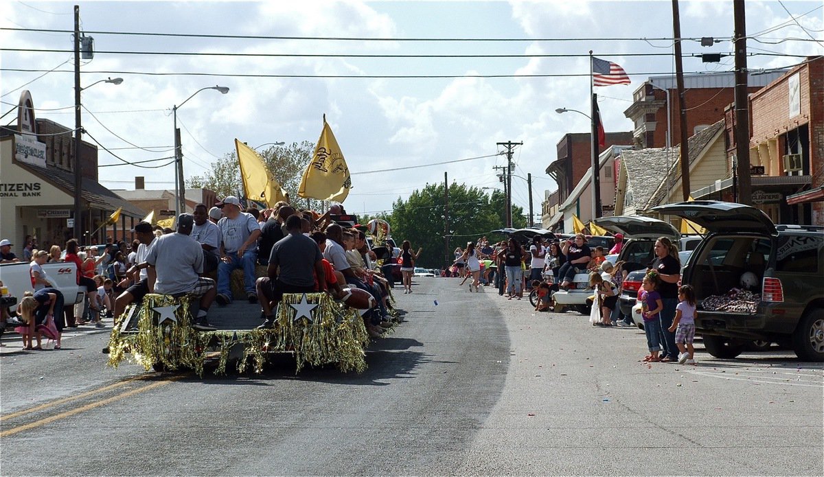 Image: The homecoming parade passes thru downtown Italy.