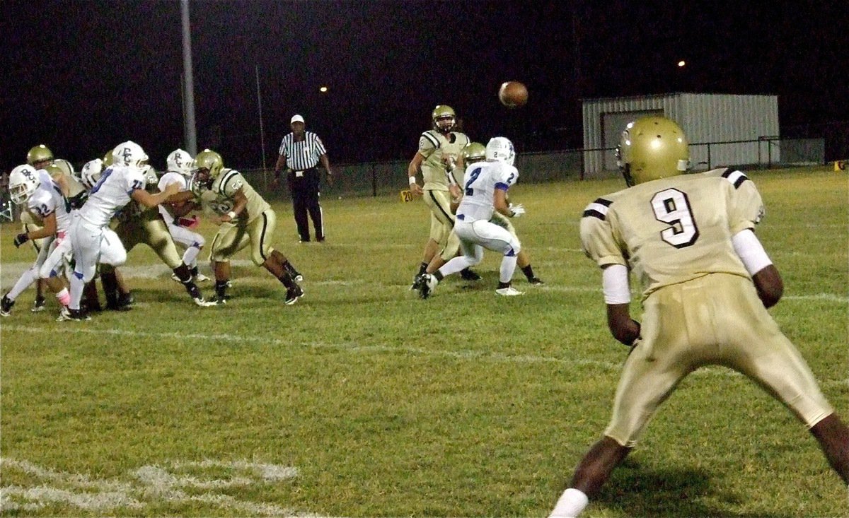 Image: Gladiator quarterback Jase Holden(3) connects with receiver Devonta Simmons(9) along Italy’s sideline.