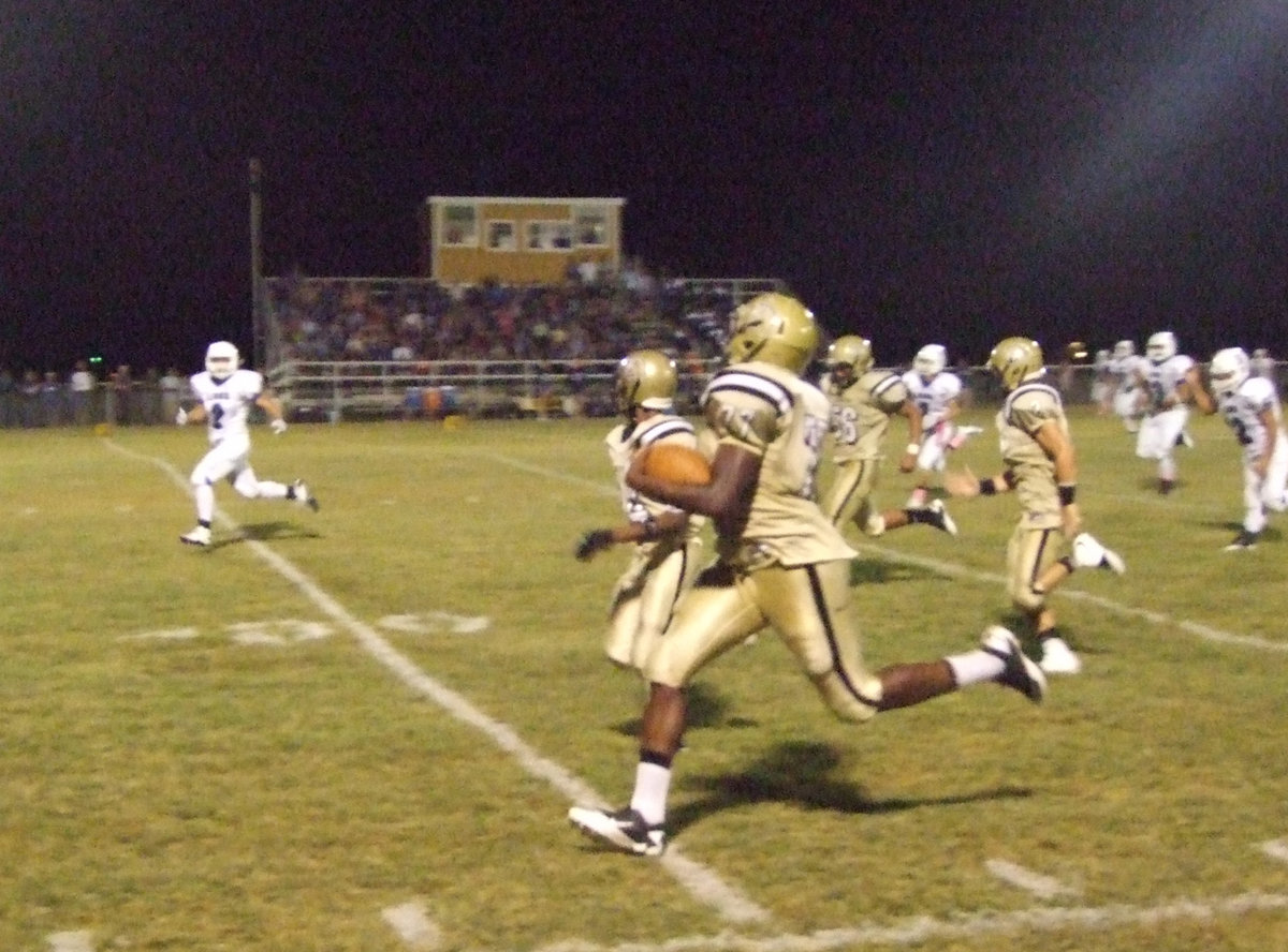 Image: Gladiator defensive tackle Larry Mayberry, Jr. rumbles 90-yards for the touchdown after intercepting a pass.