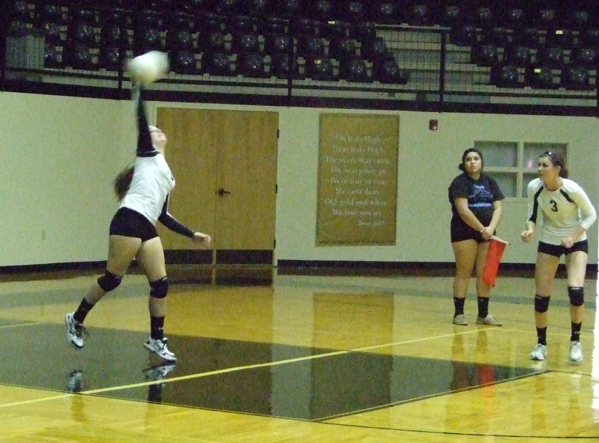 Image: Madison Washington serves the ball.