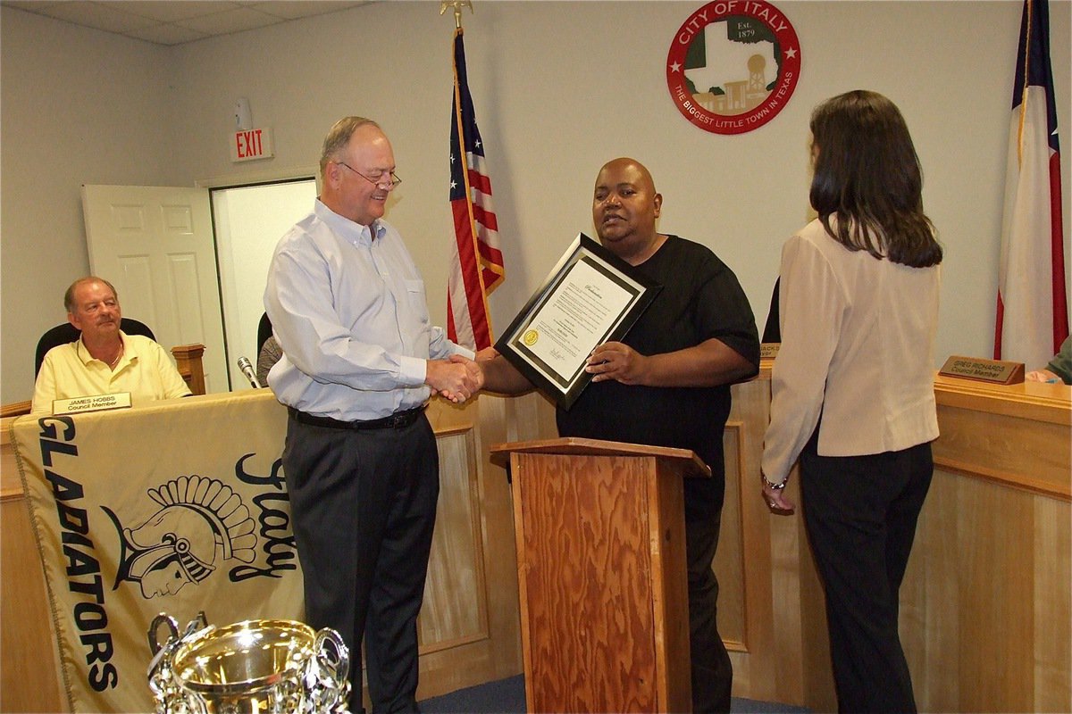 Image: City of Italy’s Mayor Frank Jackson and city administrator Terri Murdock present Mark Stiles with the IYAA Day Proclamation plaque which also recognizes Stiles as “Citizen of the Year.”