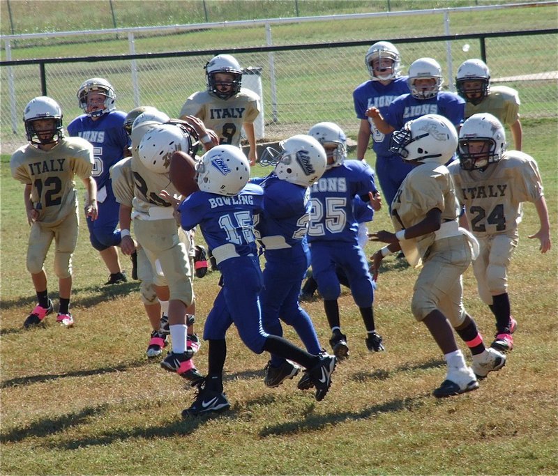 Image: IYAA B-Team’s Michael Gonzalez(22) just misses an interception against the Lions but did force an incomplete pass on the play.