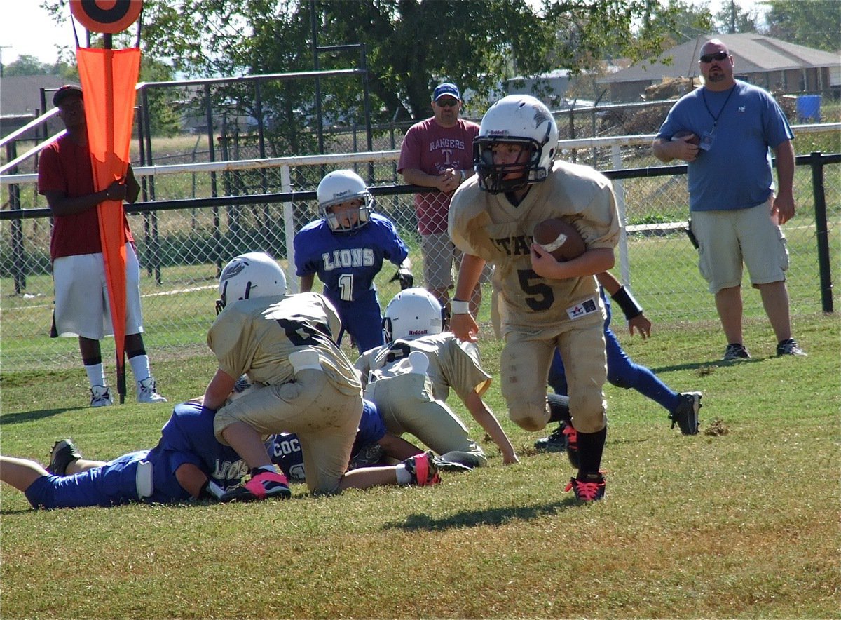 Image: Eric Martinez(5) picks up yards for Italy’s B-Team offense.