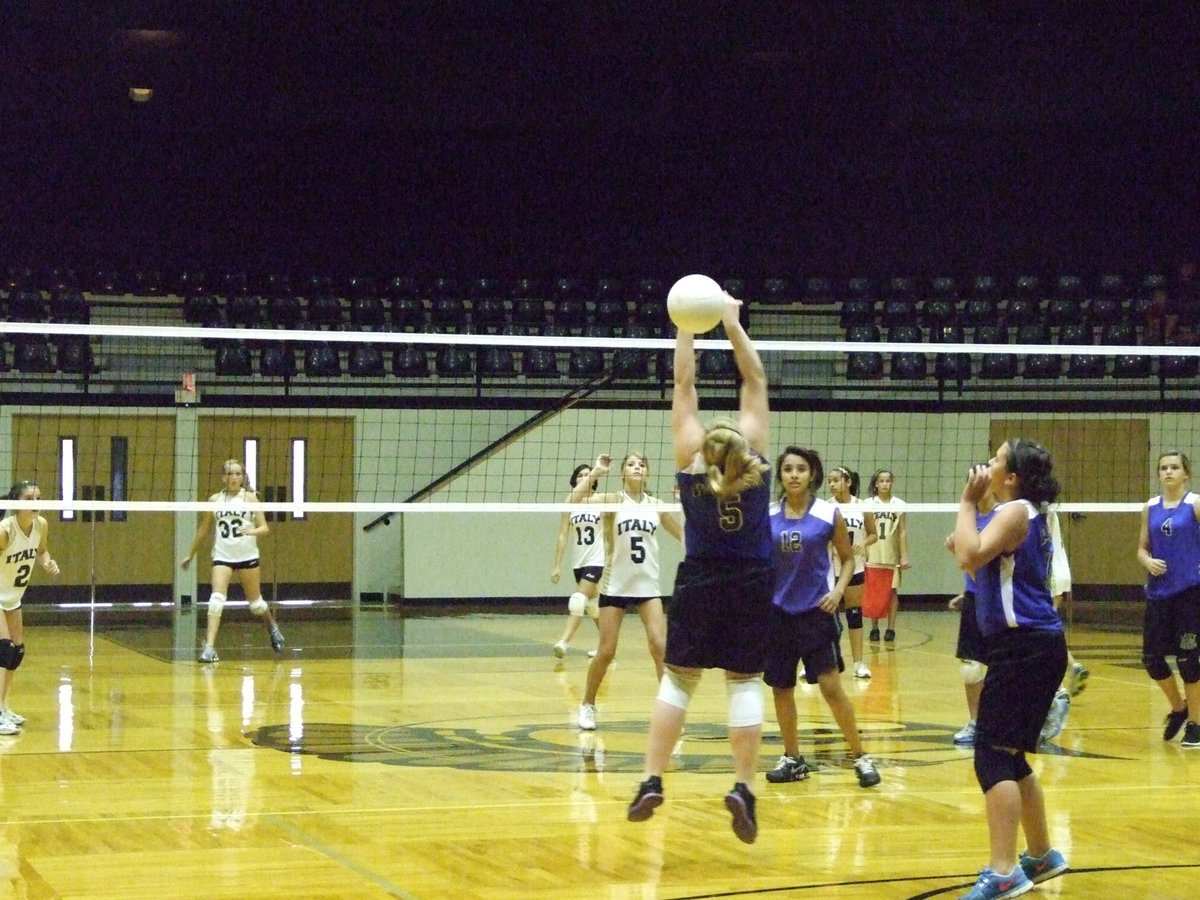 Image: The Lady Wildcats try to return.