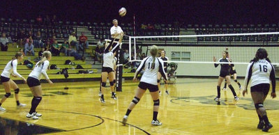 Image: Megan Richards sets the ball up for Jimesha Reed.