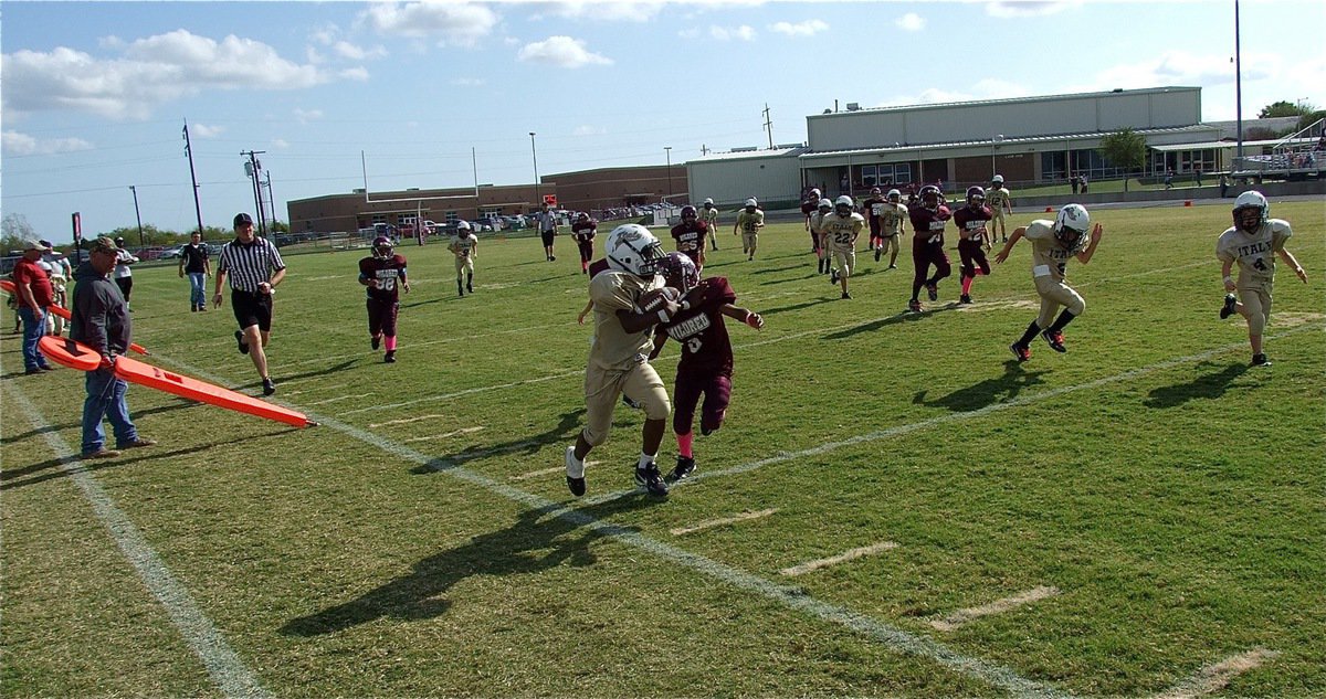 Image: IYAA B-Team’s Ricky Pendleton(21) picks up yards down Italy’s sideline.