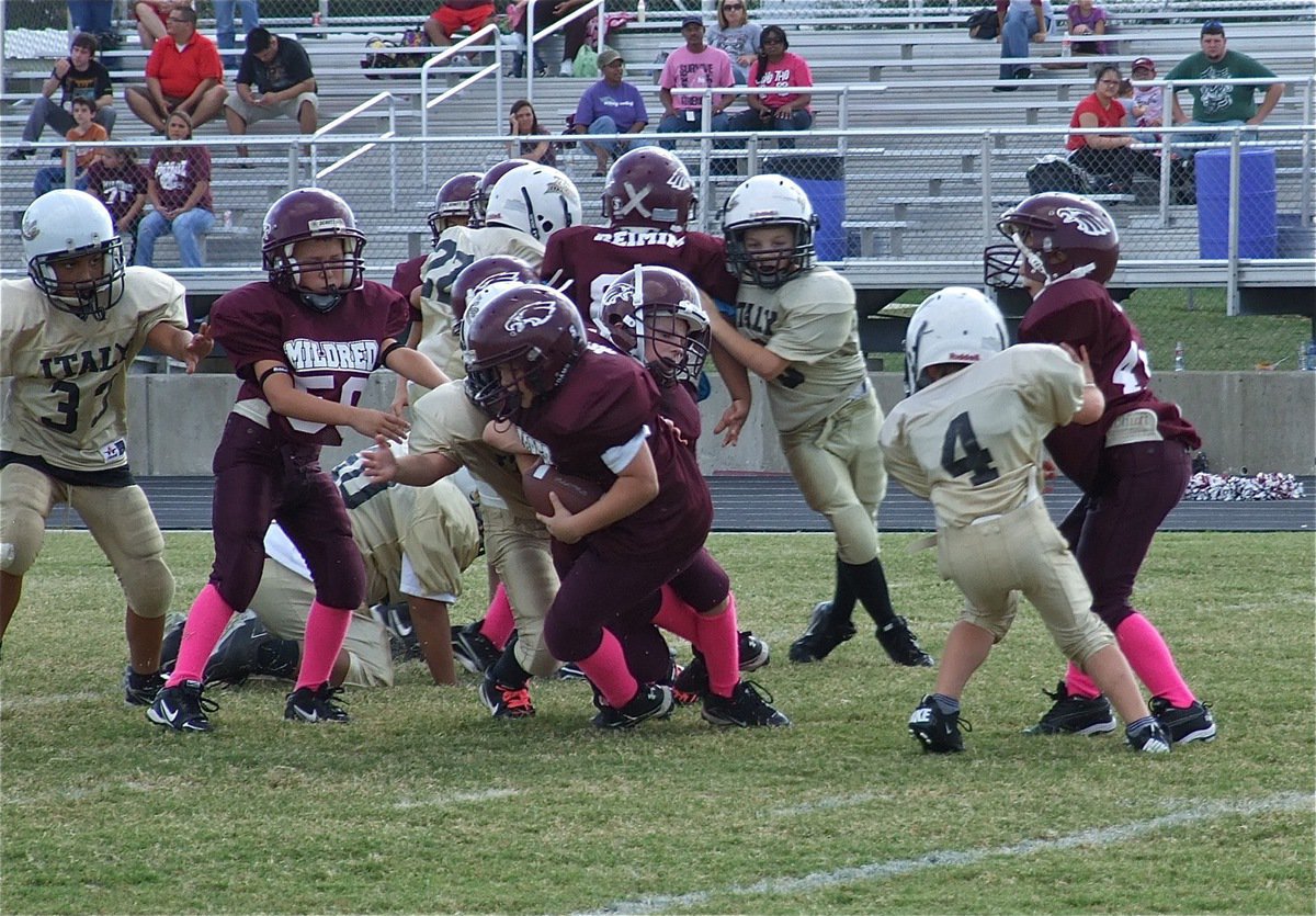 Image: Italy’s B-Team defense converges on Mildred’s backfield.