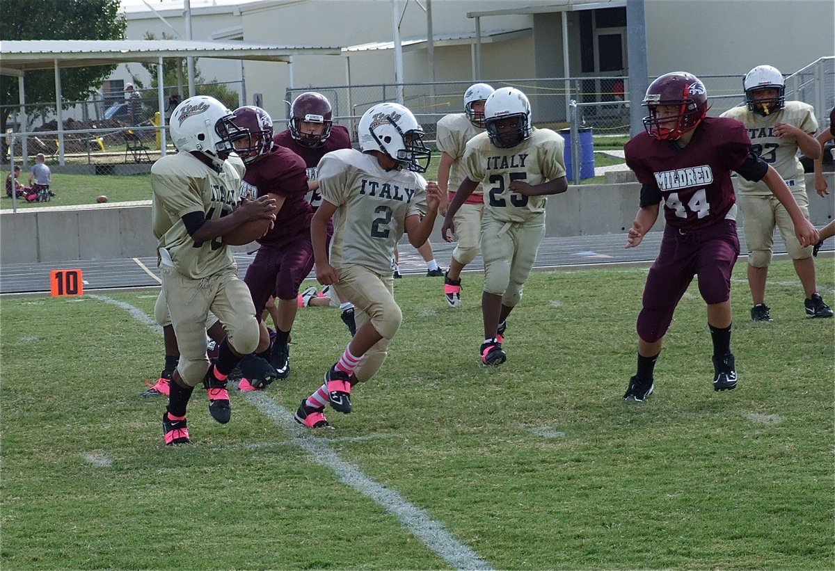 Image: Italy’s Tylan Wallace(2) leads the way for Kendrick Norwood(10).