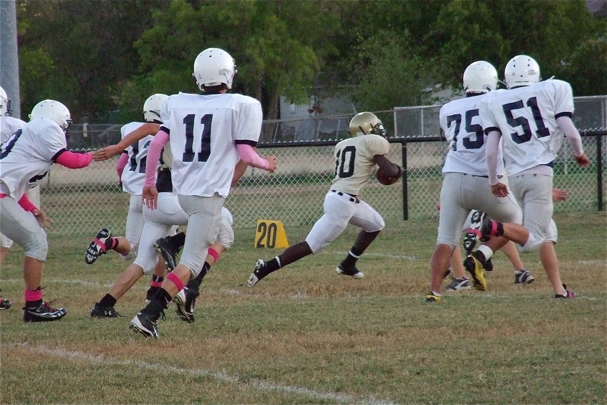 Image: Marvin Cox(10) breaks outside for an Italy touchdown.