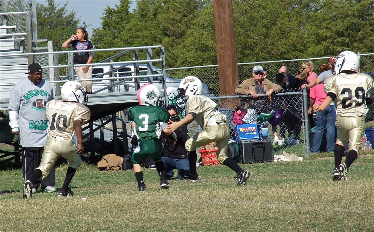 Image: Jayden Barr(10), Preston Rasco(9) and Gage Wafer(29) cage a Wildcat runner.