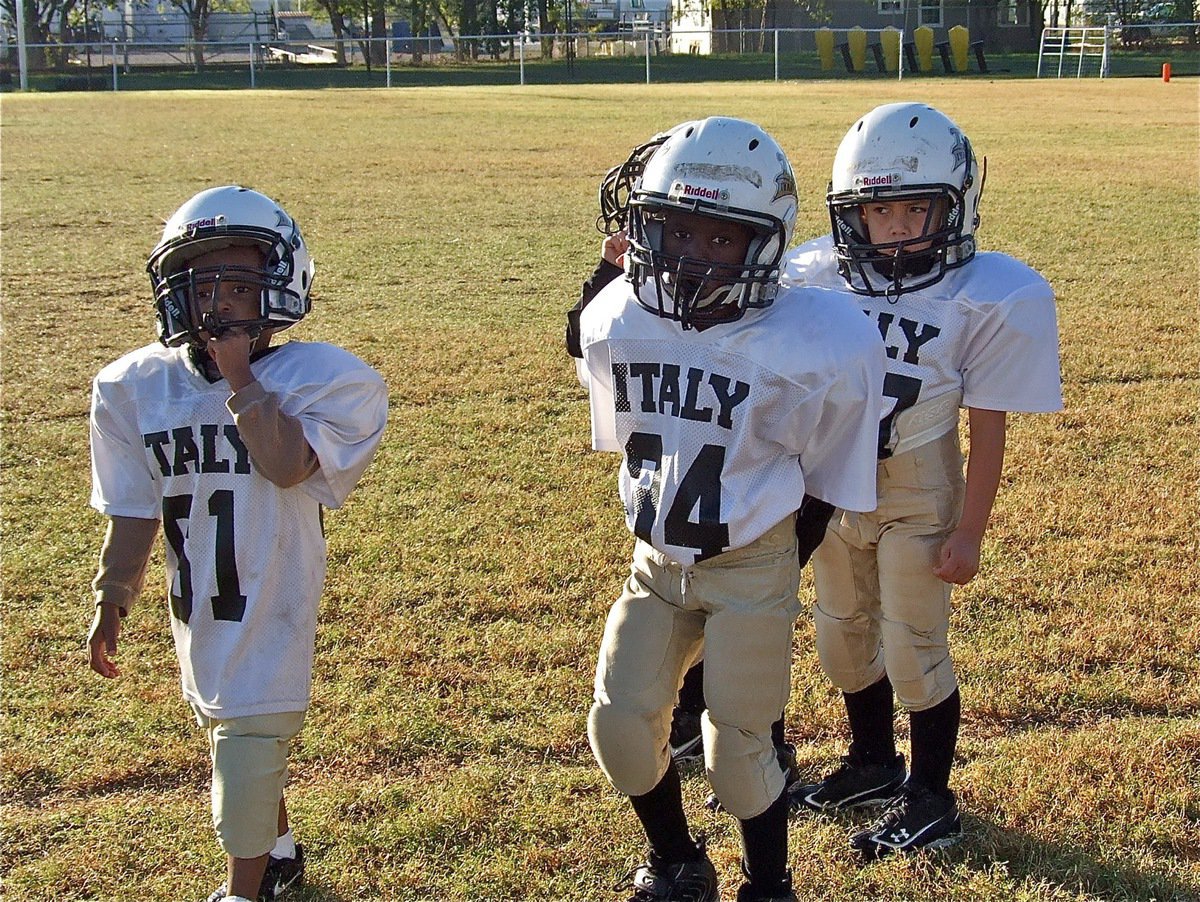 Image: Curtis Benson(61), Rodney Williams(34) and Gabe Martinez(67) get ready for the kickoff.