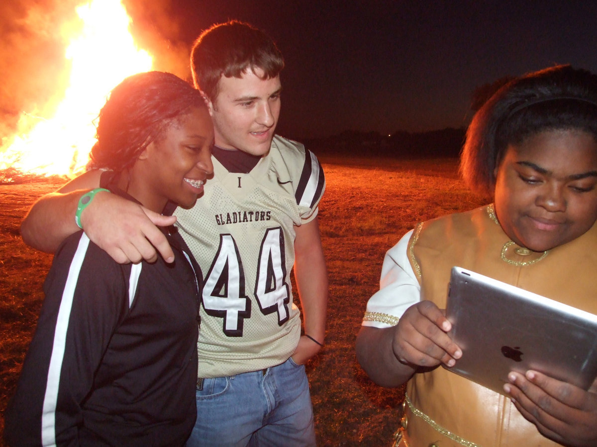 Image: Jameka Copeland and Ethan Saxon admire Sa’Kendra Norwood’s handiwork on her Apple®.