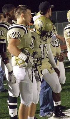Image: Kyle Jackson(28) and Jalarnce Lewis(11) get ready to take the field.