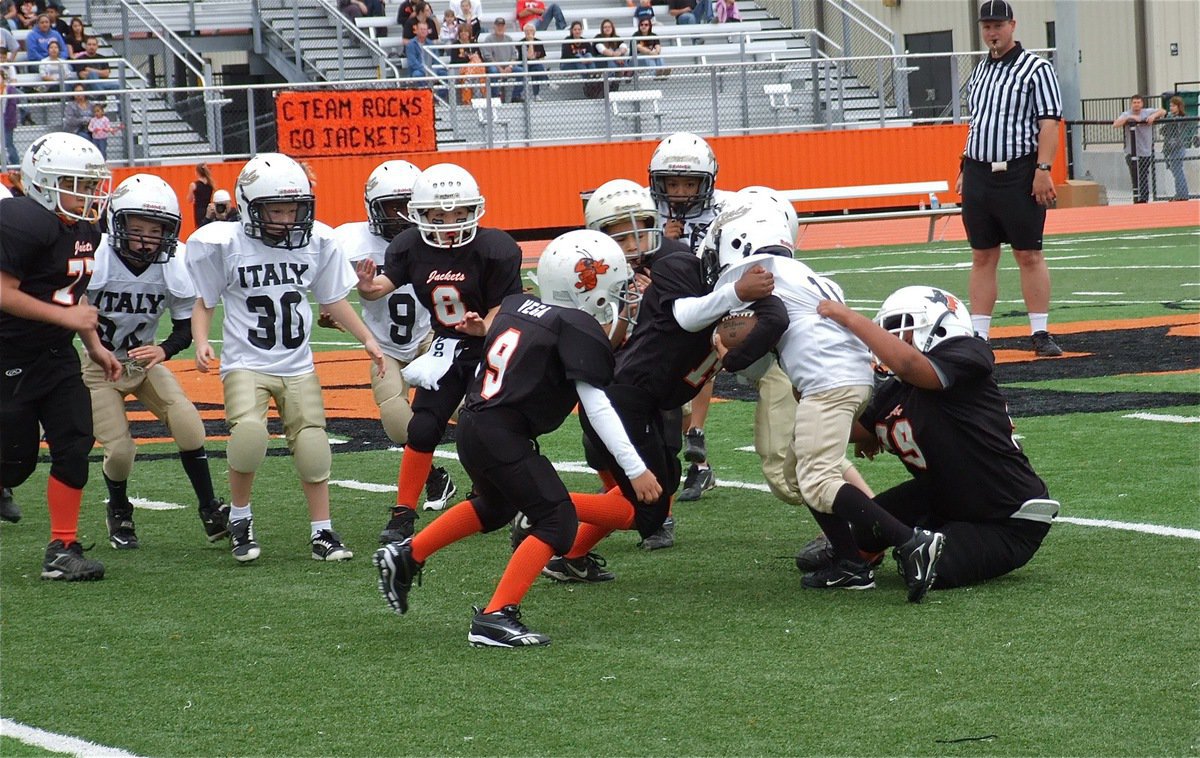 Image: The Yellow Jackets swarm Green on this play.