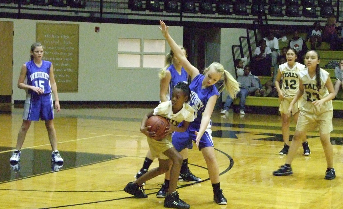 Image: Lady Wildcats surrounds Washington.