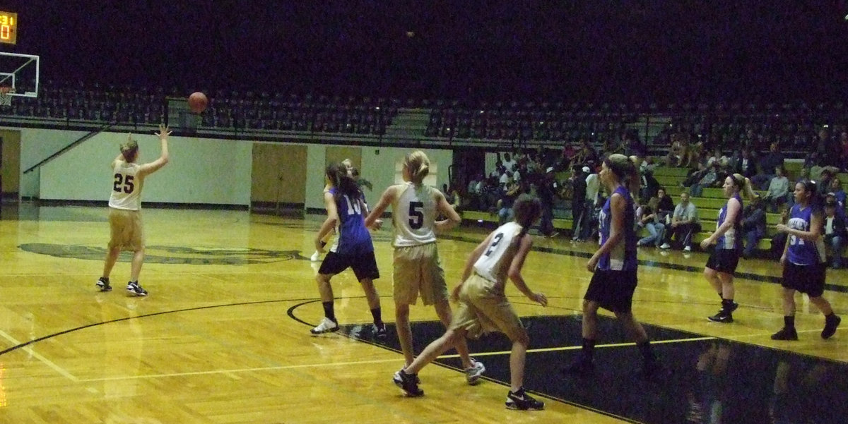 Image: Lillie Perry(25) gets ready to drive the ball to the goal.