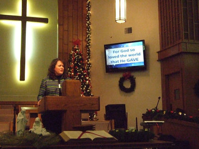 Image: Pastor Leah Hidde-Gregory challenged the audience to spend more time with their family instead money on gifts.